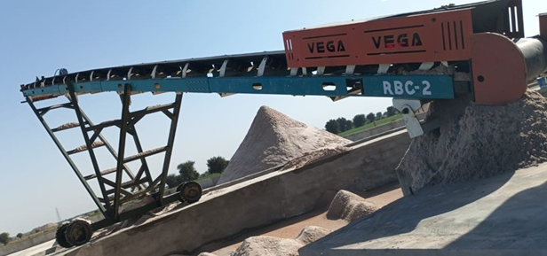 Conveyor and screening arrangement